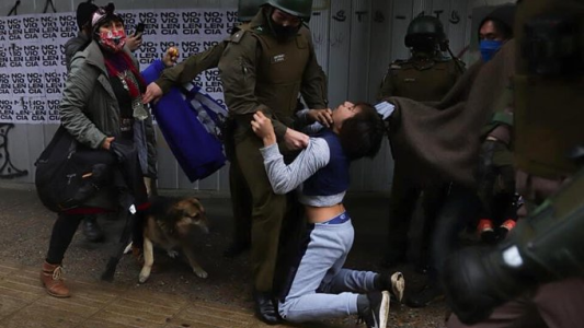 Chile: Carabineros detuvieron a un nene mapuche en manifestación por la niñez