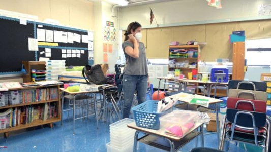 Nueva York vuelve a aplazar el regreso a las clases presenciales por miedo a un rebrote
