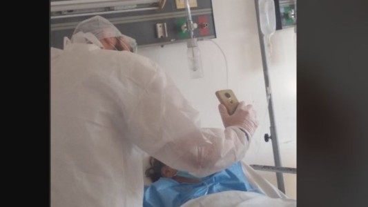 Conmovedor: el médico que hizo una videollamada para que 5 hijos pudieran despedirse de su mamá con Covid-19