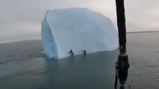 Video: se dio vuelta un iceberg con turistas encima