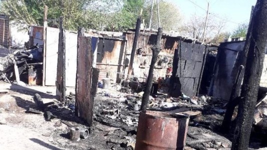 Se incendiaron tres casas en Villa Urquiza: las familias lo perdieron todo
