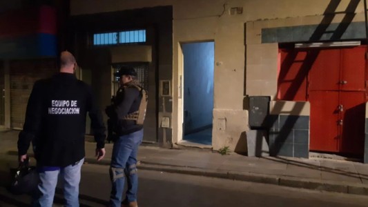 Un ex militar ucraniano se atrincheró en su casa y amenazó con matar a su familia