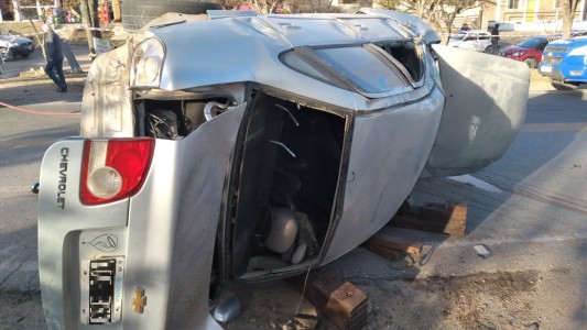 Padre y sus dos hijos gravemente heridos tras impactante vuelco