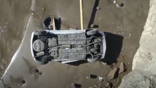 VIDEO: un auto se cayó por los acantilados en Mar del Plata