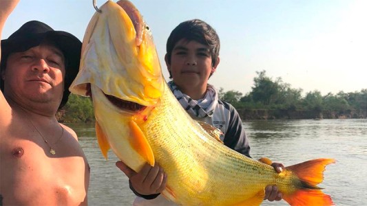 Video: Un nene de 12 años pescó un dorado gigante y lo devolvió al Paraná