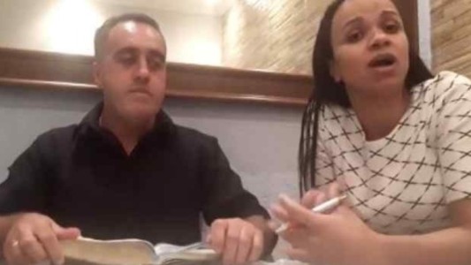 VIdeo: un pastor evangélico golpeó a su esposa en una transmisión en vivo y siguió predicando como si nada