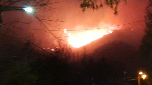 Bomberos combaten incendios en Carlos Paz y Unquillo