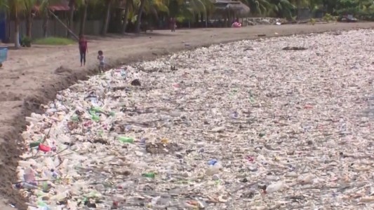 Un tsunami de 100 toneladas de basura cubre una playa
