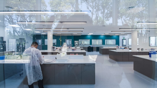 Un graduado de la UNL trabaja en la producción de la vacuna contra COVID-19