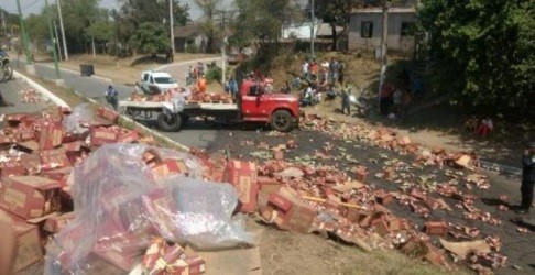 Tucumán: Volcó un camión con cargamento de vino