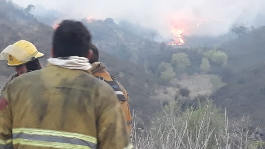 Los incendios afectan dos frentes en torno a las Altas Cumbres