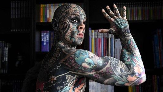 Una madre pidió que echaran a un maestro todo tatuado porque "asustaba a su hijo"