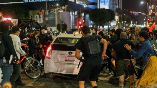 La impresionante persecución en Los Angeles a un auto que embistió contra una protesta