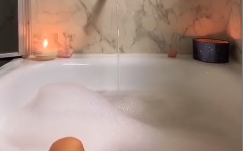 "AMO": el video que publicó Ivana Nadal, desnuda y llena de espuma en la bañera