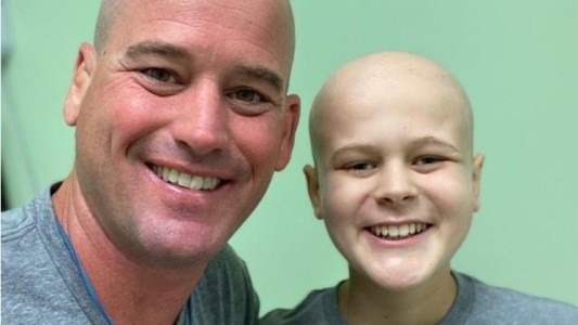 Video conmovedor: el padre que baila en la puerta del hospital para darle ánimo a su hijo con cáncer