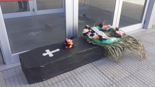 Chubut: Dejaron un ataúd con un mensaje a los diputados