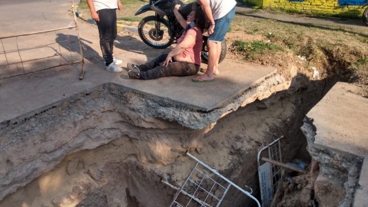 Al menos ocho personas se cayeron en un pozo gigante en Rosario