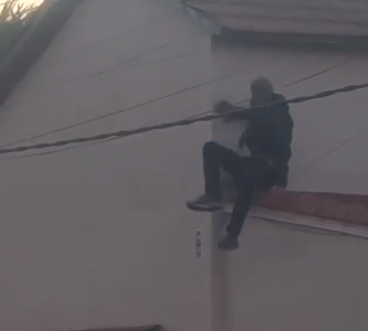 Uruguay: Ladrón se escapa por los techos y ruega que no le disparen