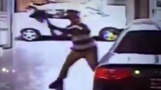 Compró un auto, no quedó conforme, fue a la concesionaria y rompió a hachazos otro vehículo