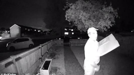 Video documento: sorprenden a un repartidor que se pasó el helado por la zona genital antes de entregar el pedido