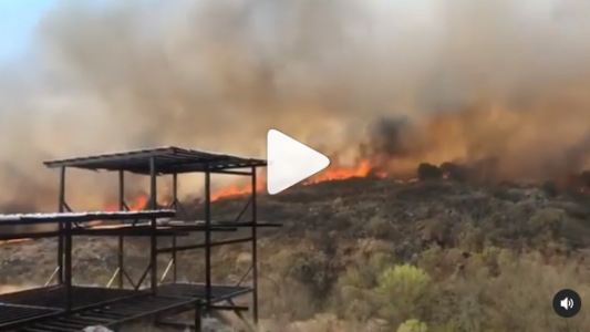 Dramático video: un hombre abandona su casa en medio de las llamas en las sierras