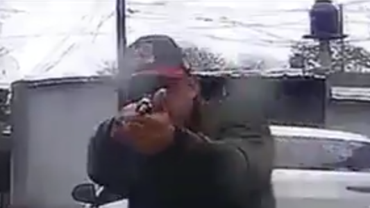 Video: un hombre grabó su propio robo con una cámara que tenía en el auto