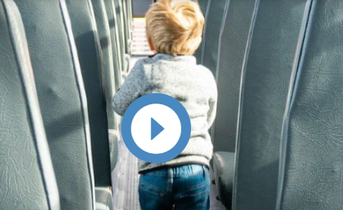 Se olvidaron a un niño de tres años durante horas arriba de un colectivo