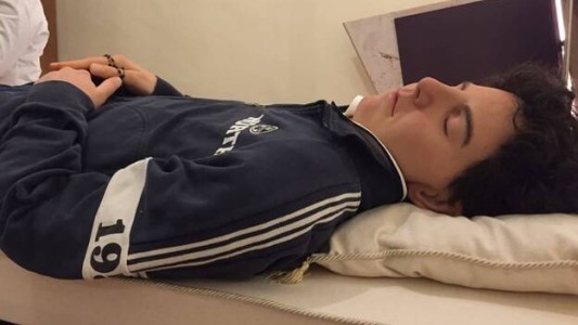 Sorprenden las imágenes del cuerpo exhumado de Carlo Acutis, "el primer santo en jeans"