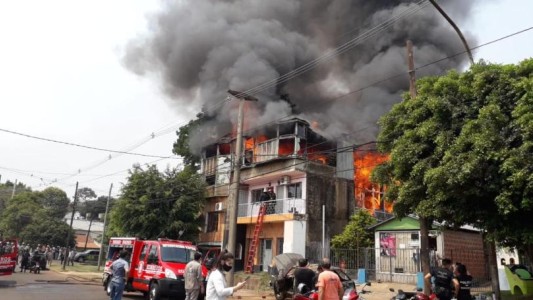 Voraz incendio en un inquilinato en Posadas