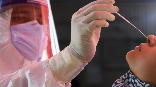 Le hicieron el hisopado y sufrió una "perforación" en el cerebro