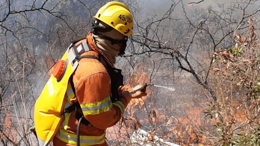Incendios en alerta roja: convocan bomberos de Santa Fe y Entre Ríos