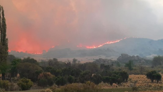 Incendio en Achiras: controlado cerca del pueblo y muy activo hacia el balneario