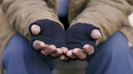 Salió de un bar, vio a cuatro indigentes, les regaló un billete de lotería y ganaron