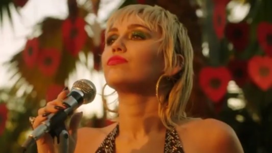 "Unplugged" de Miley Cyrus en el jardín de su casa