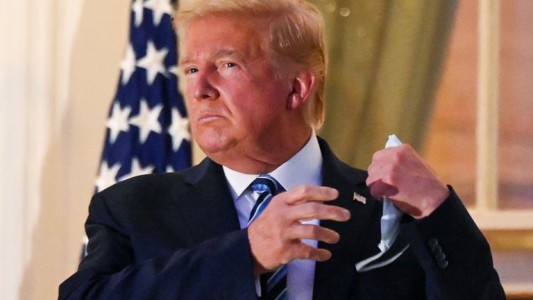 Facebook y Twitter borran un mensaje de Trump en el que compara el COVID-19 con la gripe estacional