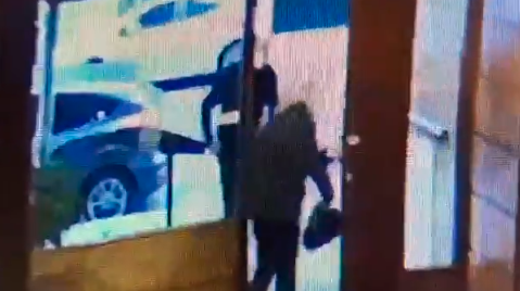 Cuento del tío: le robaron 60 mil dólares y 1 millón de pesos a una anciana de 84 años