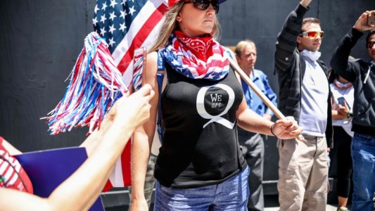 En qué consiste la conspiración QAnon, que Facebook prohibió en su plataforma