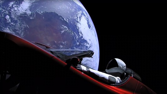 SpaceX llegó a la órbita de Marte con "Starman" y el auto rojo de Elon Musk
