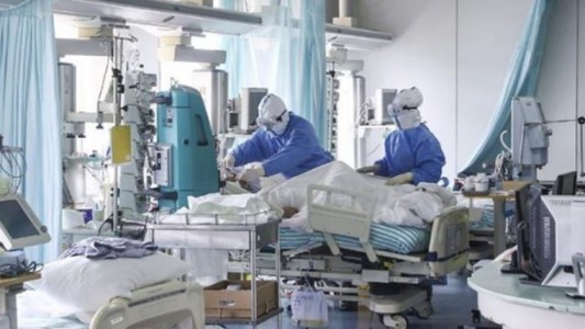 Pico de Covid-19: entidades profesionales y 13 colegios de salud piden restringir circulación