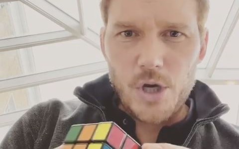 Video: El actor Chris Pratt se luce armando el cubo rubik