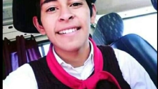 Caminaba junto a su novia y murió aplastado por un camión de zanahorias