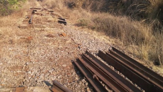 Detienen a 13 tucumanos que robaban rieles del tren Belgrano en Santiago del Estero
