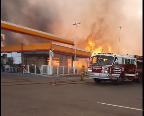 El video del drámatico momento en que las llamas y el humo cercan a una estación de servicio