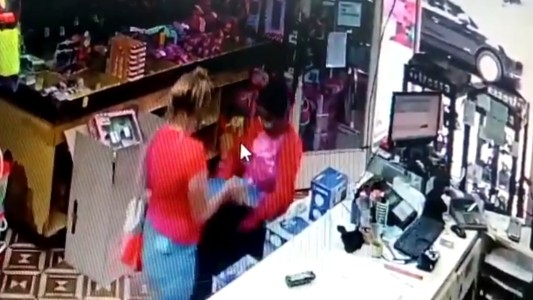 Mecheras atacan una ferretería rosarina