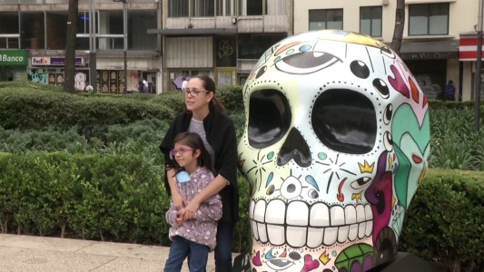 Calaveras gigantes para un Día de los Muertos pandemial