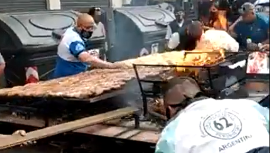 "Choripán móvil", la ocurrente modalidad en la marcha por el Día de la Lealtad