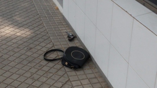 Está grave delincuente que se disparó en su propia pierna cuando intentaba robar una cartera