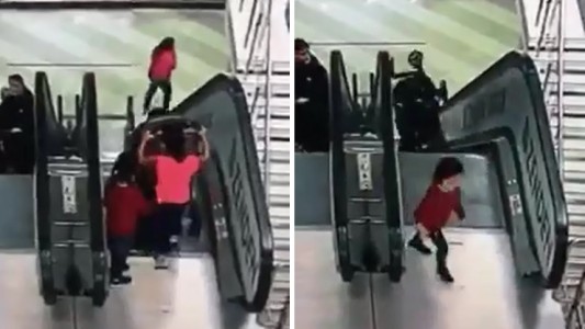 Video: una nena y un bebé en cochecito cayeron en una escalera mecánica