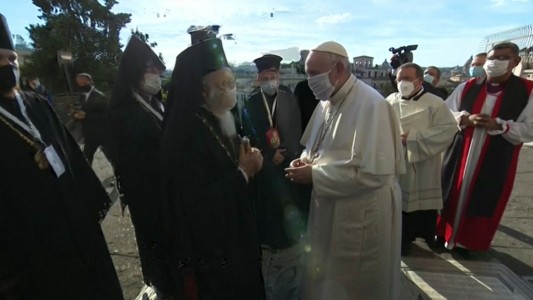 El Papa Francisco con el barbijo obligatorio que impone Roma