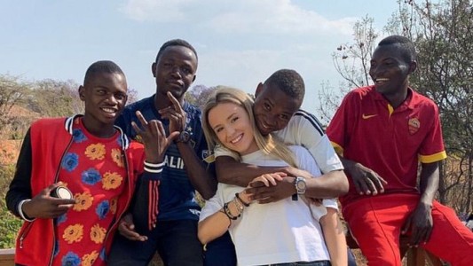 Tras viajar a África, adoptó a 14 chicos huérfanos: "Son toda mi vida"